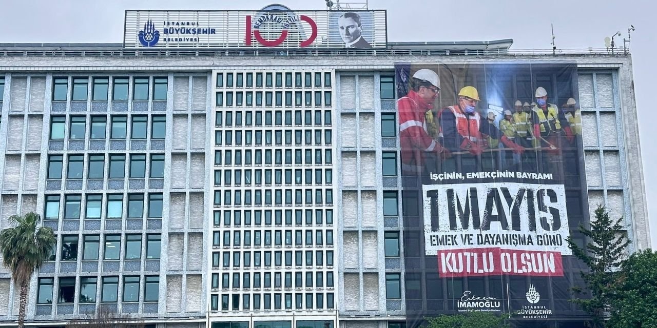 İBB binasına İmamoğlu'nun 1 Mayıs pankartı asıldı