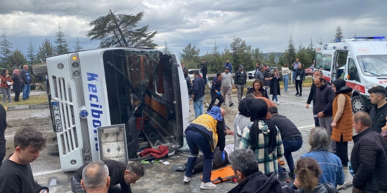 Isparta’da yolcu midibüsü devrildi: 15 yaralı