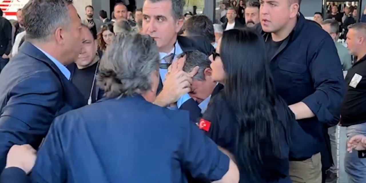 CHP lideri Özgür Özel'e Sırrı Süreyya Önder'in cenaze töreninde yumruklu saldırı