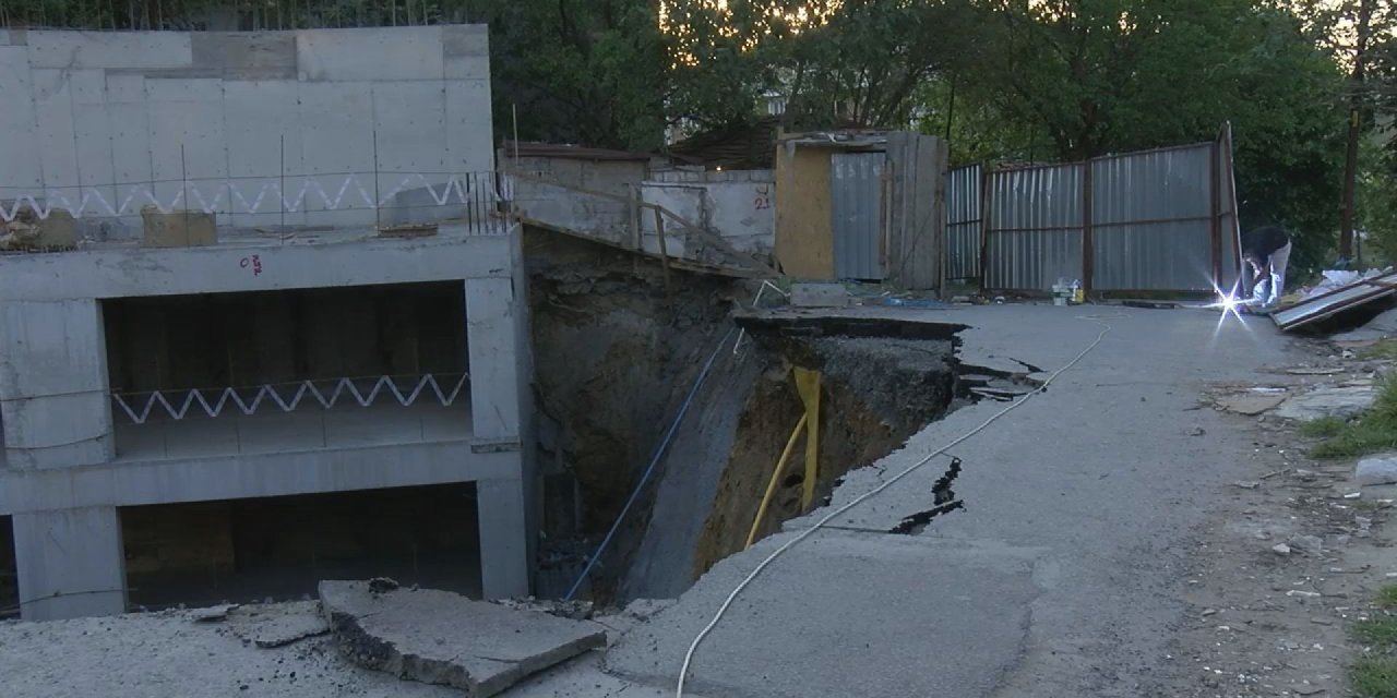 İstanbul Gaziosmanpaşa'da inşaat kazısında yol çöktü