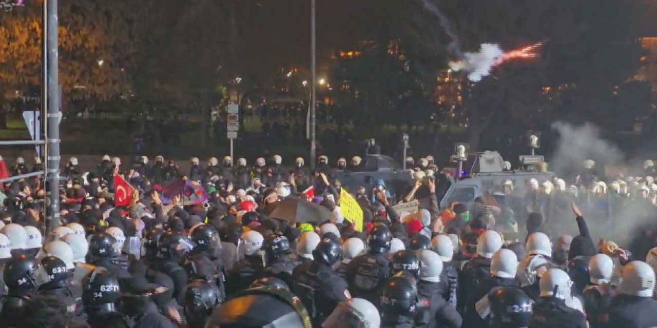 'Cumhurbaşkanı aleyhine slogan atanların yanında durmak' suç sayıldı