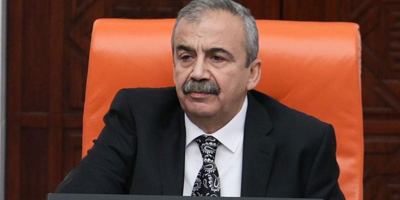 DEM Parti: Sırrı Süreyya Önder'in arabasına bomba düzeneği yerleştirildi