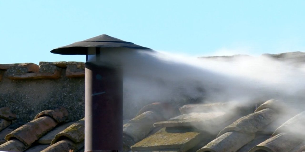 Beyaz duman yükseldi: Robert Francis Prevost yeni papa seçildi