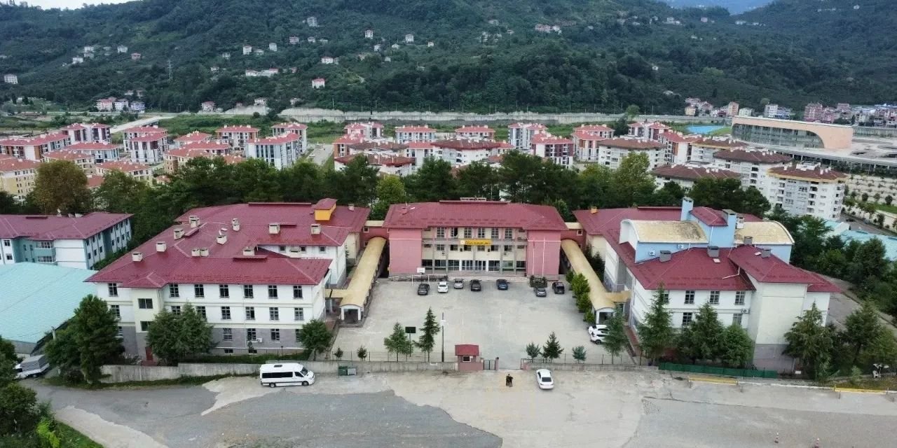 Giresun'da lisede silahlı saldırı: 2 kişi hayatını kaybetti