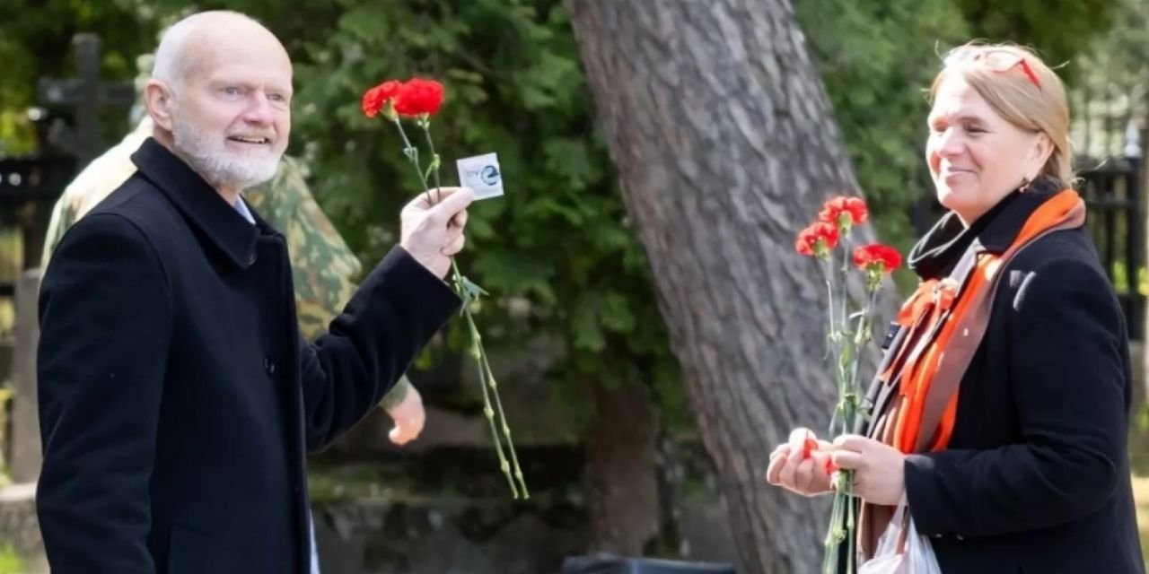 Rusya'nın Zafer Günü'nde prezervatifli eylem: 'Başka Putinler doğmasın'