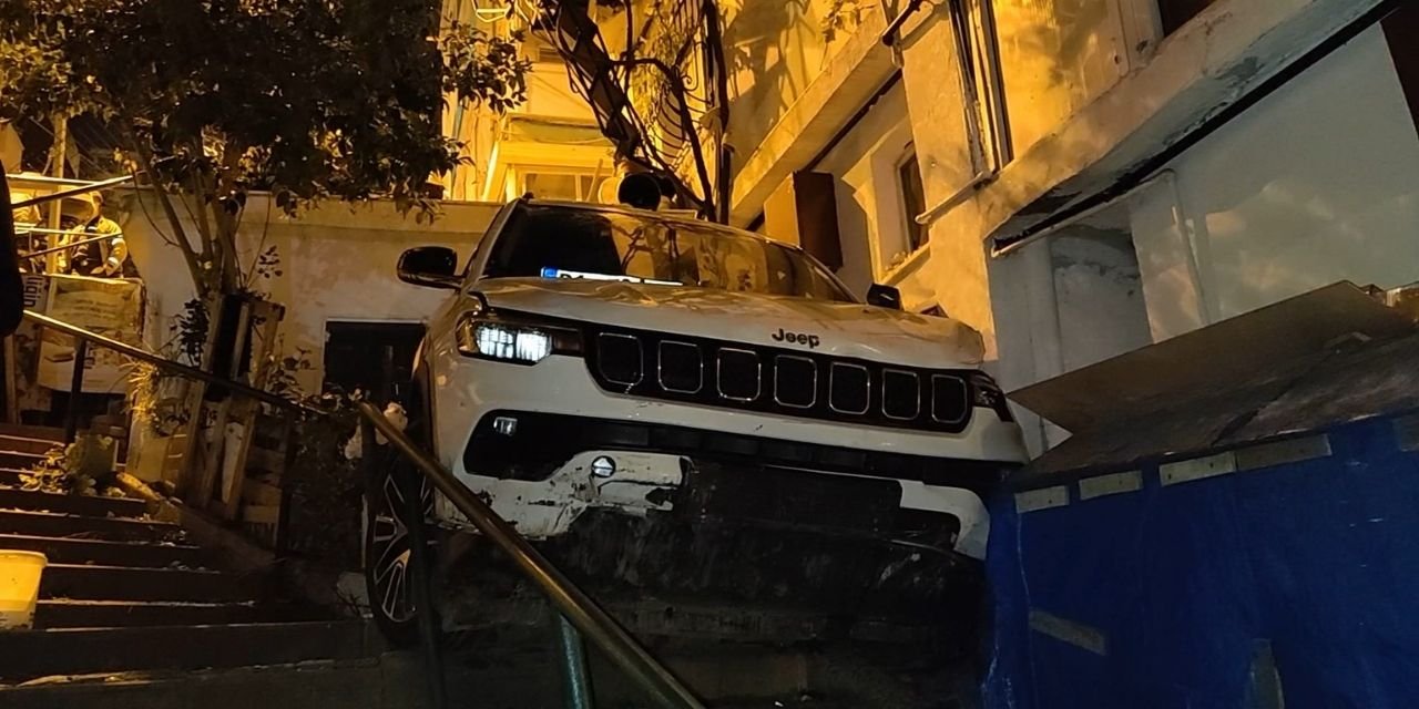 Beşiktaş'ta cip bina boşluğuna uçtu