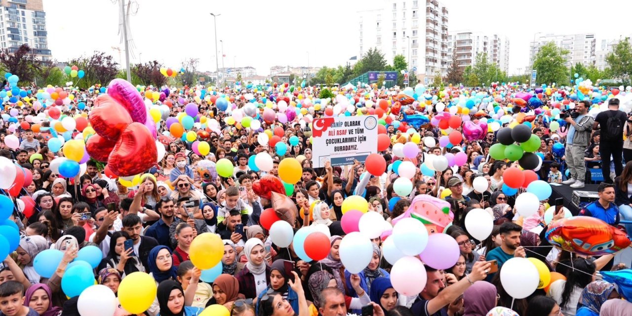 Kanseri yenen çocuk binlerce kişiyle birlikte balon uçurdu