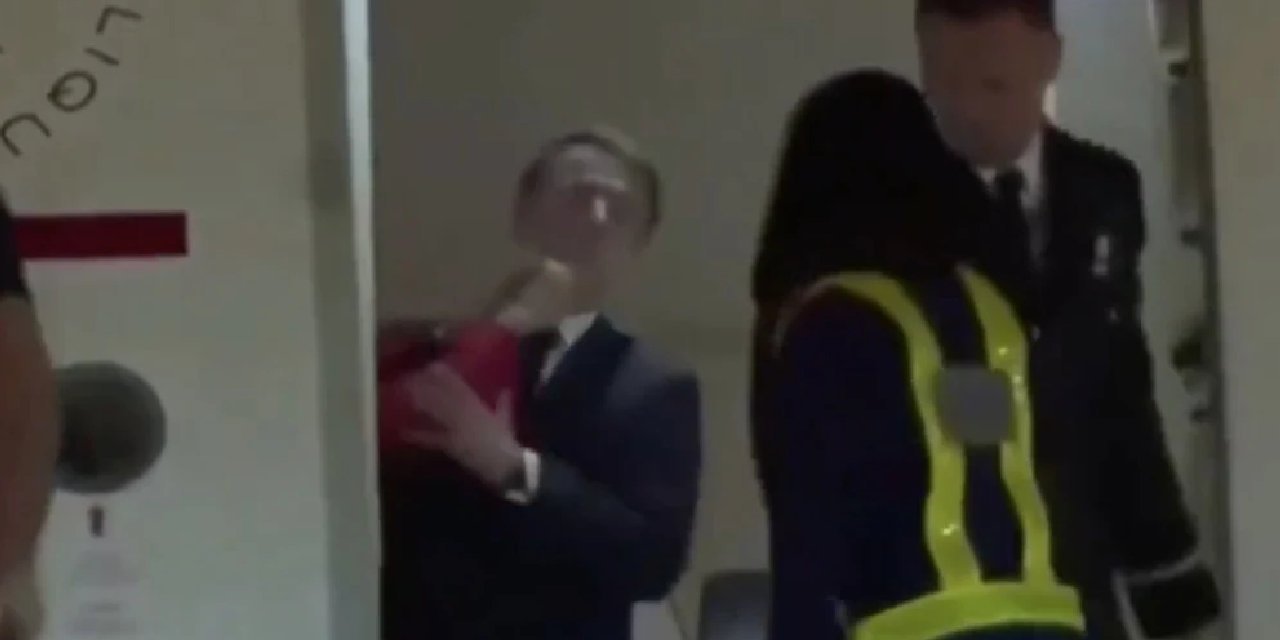 Fransa Cumhurbaşkanı Macron, uçağın kapısında eşinden tokat yedi