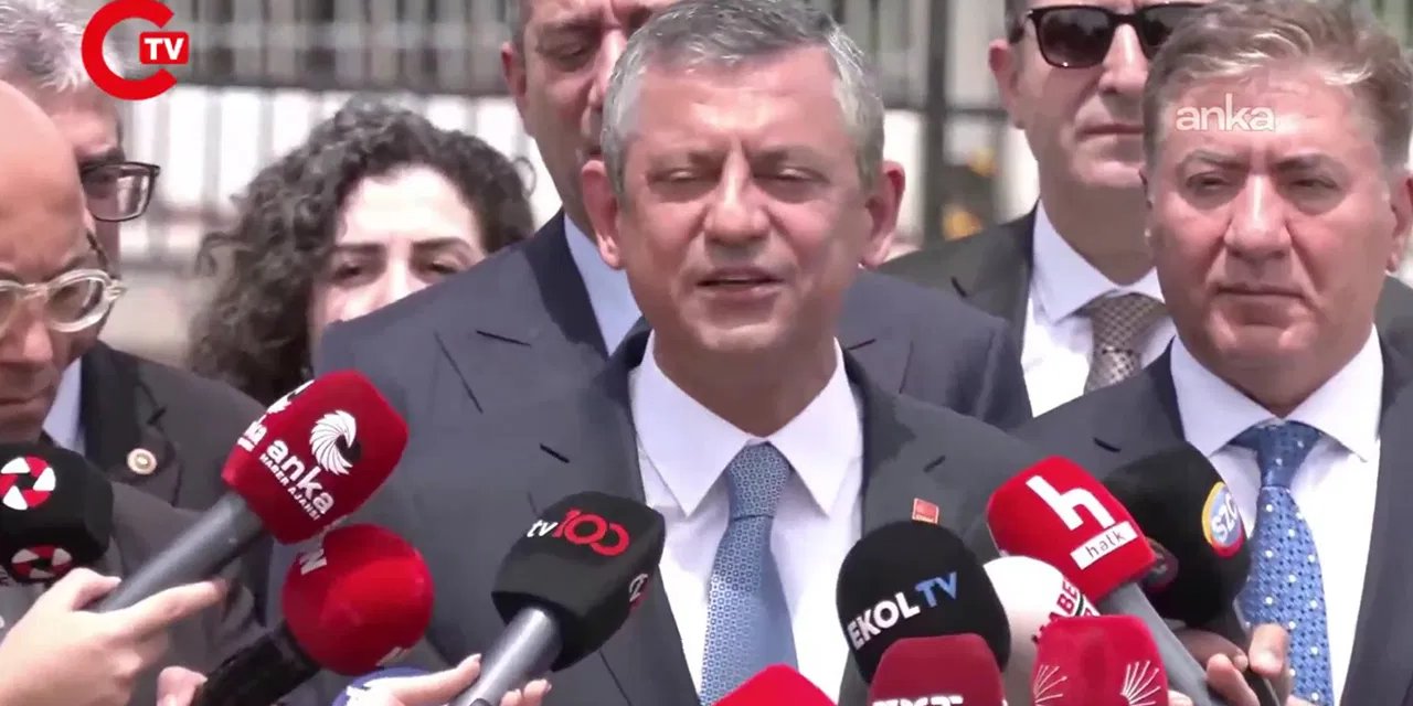 'Damadı işaret ediyorlar' diyerek seslendi... Özgür Özel'den, Yeni Şafak'a: 'Mehmet Şimşek'e odunla vurmuşlar!'