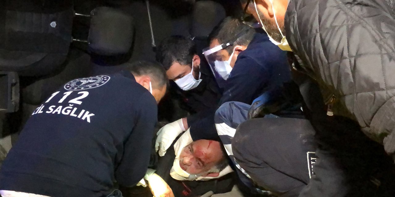 Otomobilin çarptığı hafif ticari araçta sıkışan yaralı, itfaiye ekiplerince kurtarıldı