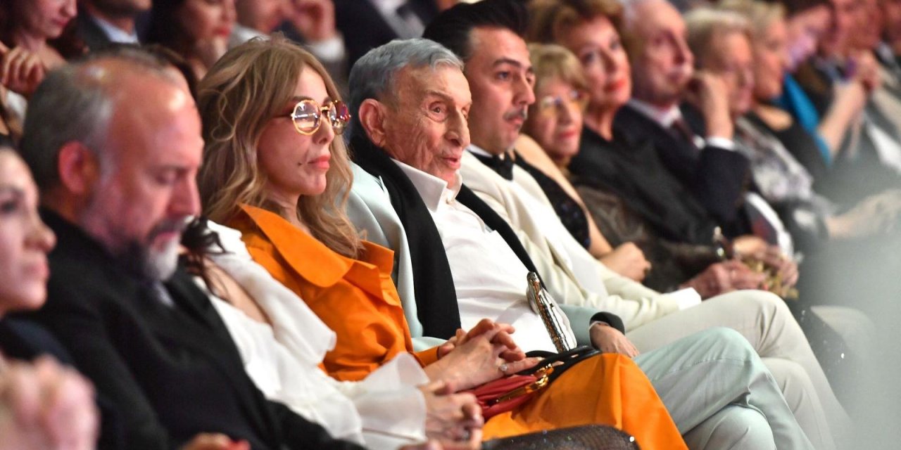 İzmir Büyükşehir’e iki tiyatro ödülü birden