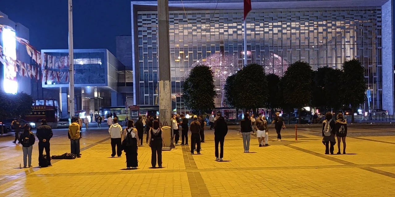 Taksim'de 'durma eylemi' yapan 18 kişi gözaltına alındı