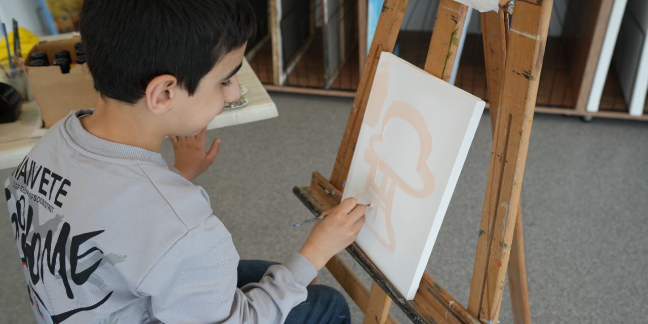 Geleceğin Ressam Adayı Otizmli Muhammed’in Derinden Etkileyen Sergisi