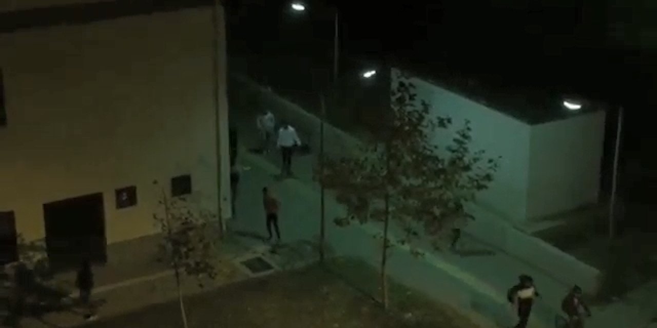 Kısıtlamayı ihlal eden grup, polise 'gel gel' diye bağırarak ara sokaklara kaçtı