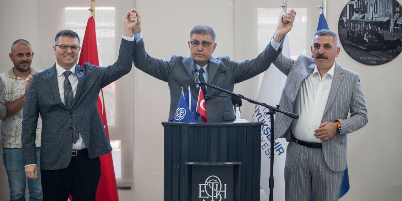 İzmir Büyükşehir Belediye Başkanı Tugay personellerle bayramlaştı: “Biz bir aileyiz”