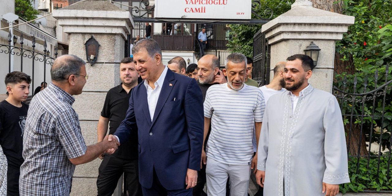 Başkan Tugay vatandaşlarla bayramlaştı