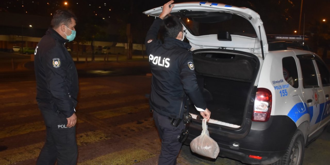 İzmir polisi, kısıtlamada sokak hayvanlarını unutmadı