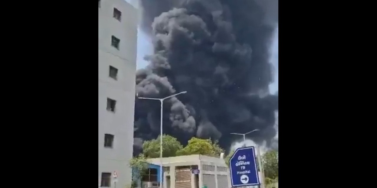 Hindistan'da 242 yolcu taşıyan uçak düştü