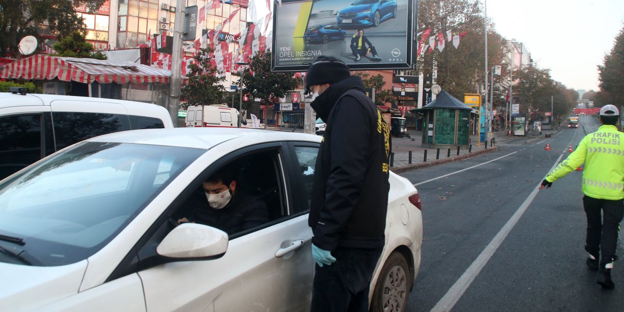 Kısıtlamanın ikinci gününde meydanlar ve yollar boş kaldı