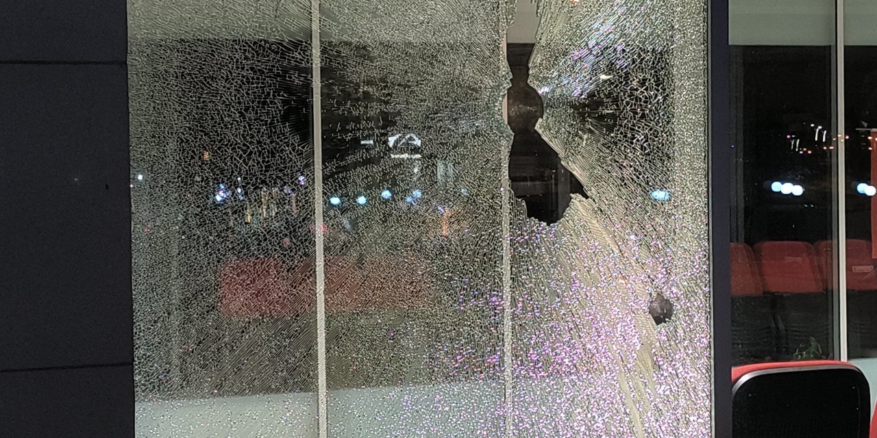 Kadirli Belediyesi'ne taşlı saldırı: Camlar kırıldı