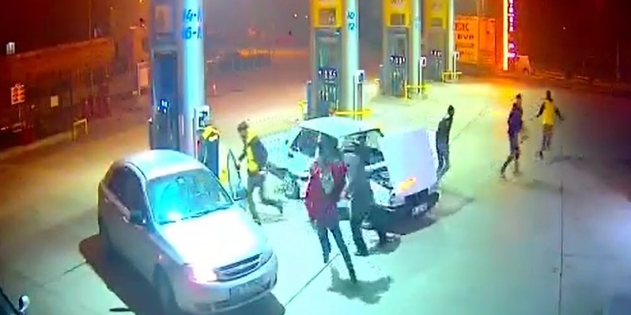 Otomobil akaryakıt istasyonunda alev aldı, panik anları kamerada