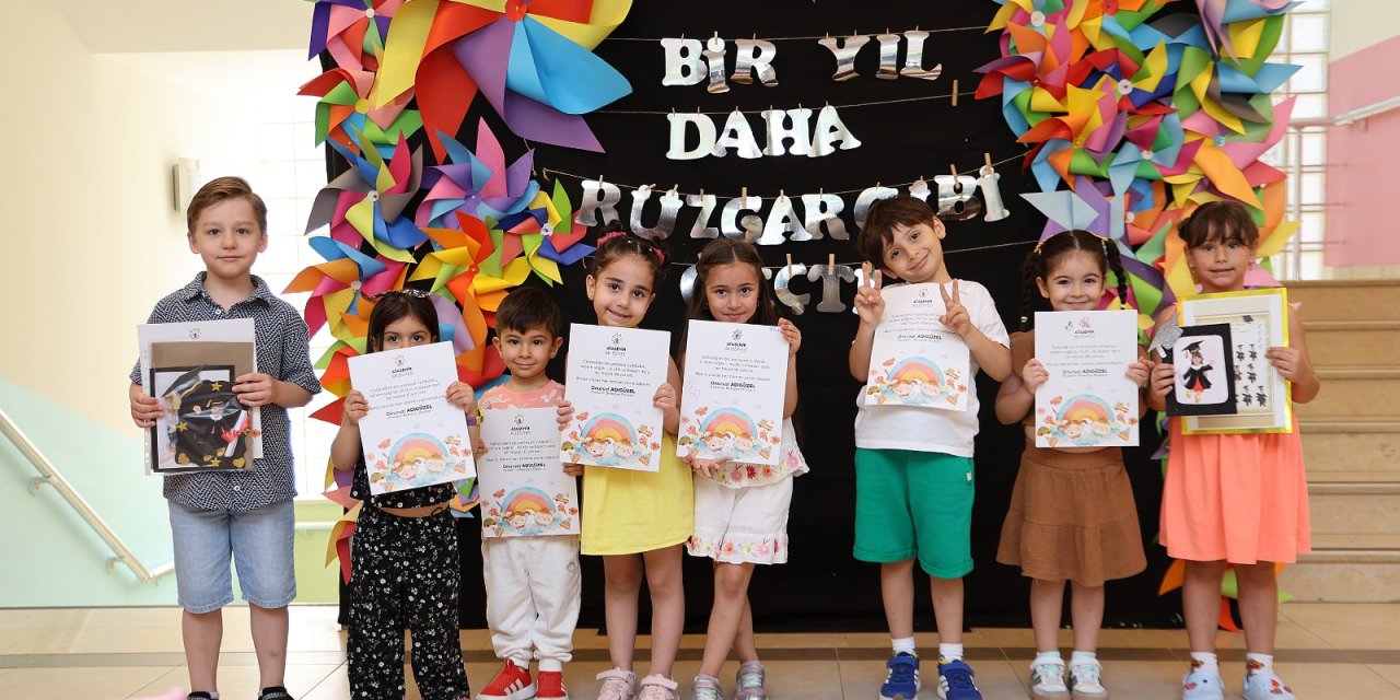 Yuvamız Ataşehir’de Karne Heyecanı: Minikler Gururla Karnelerini Aldı