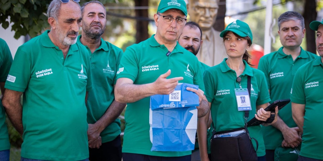 Başkan Tugay “Dönüşüme Evde Başla” projesi için QR kodlu poşet dağıttı