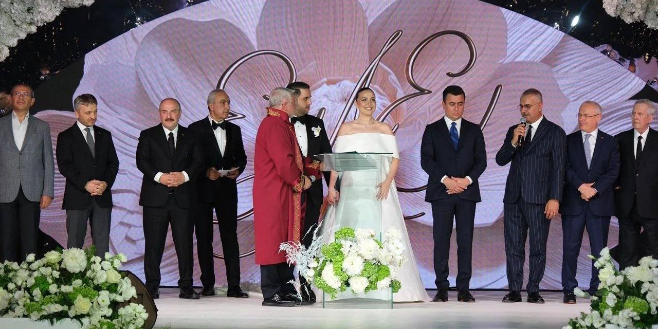 Ertuğrul Özkök: Bir 12 Mart düğün gecesinden, bir 19 Mart düğün gecesine