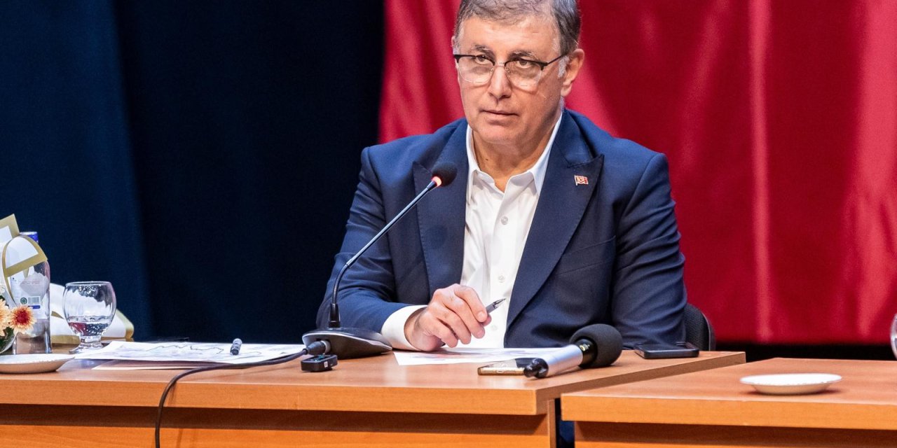 Başkan Tugay’dan Ergün Atalay’a yanıt: “Emekli maaşı ve asgari ücrete sesleri kısık çıkanlarla konuyu değerlendirin”