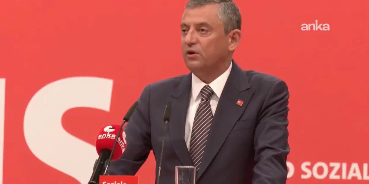 CHP lideri Özel, Berlin’de SPD Kongresi’nde konuştu: 'Siyasi tarihimizde, demokrasiye dönük en ağır saldırılardan biri yaşanmaktadır'