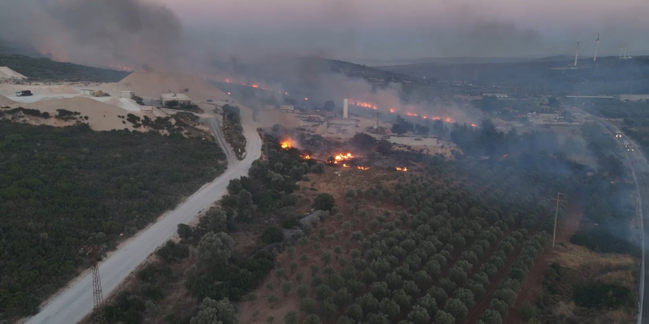 Çeşme'de yangın: Havadan müdahale yeniden başladı