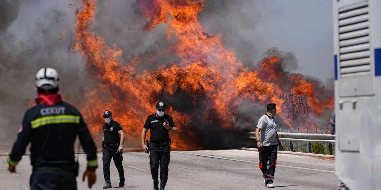 İzmir'deki orman yangını giderek büyüyor! Otoyol trafiğe kapatıldı
