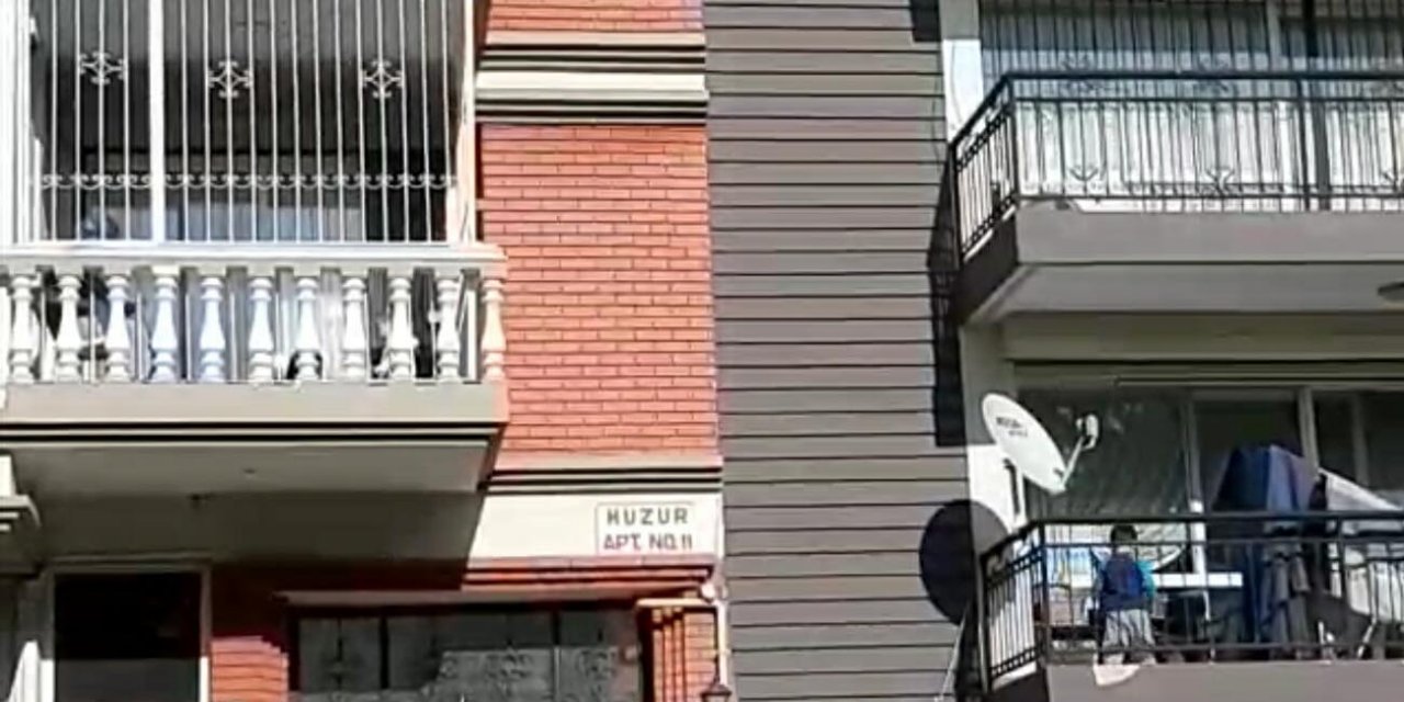Sokağa çıkamayan çocukların balkondan oyun arkadaşlığı