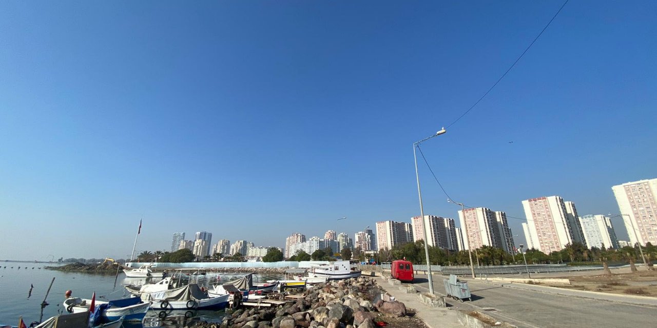 Kısıtlamanın son gününde İzmir'in boş meydanları havadan görüntülendi
