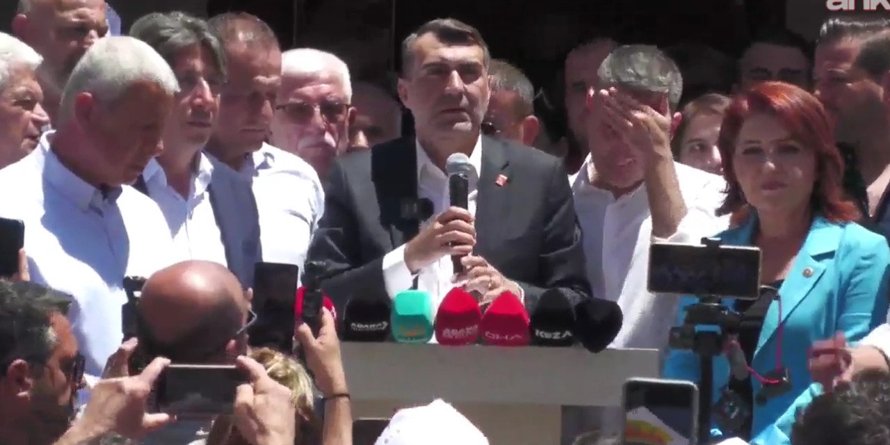 Halk, Adana Belediyesi önünde: Zeydan Başkan onurumuzdur