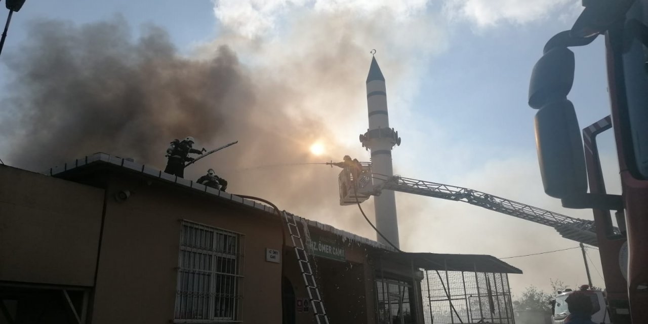 Çardakta başlayan yangın, camiye sıçrayınca