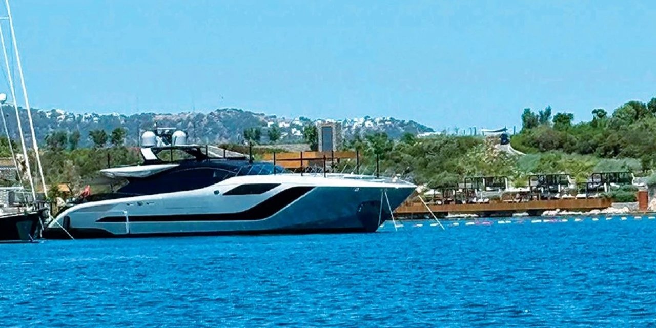 Ersoy, lüks yatını Bodrum’a demirledi