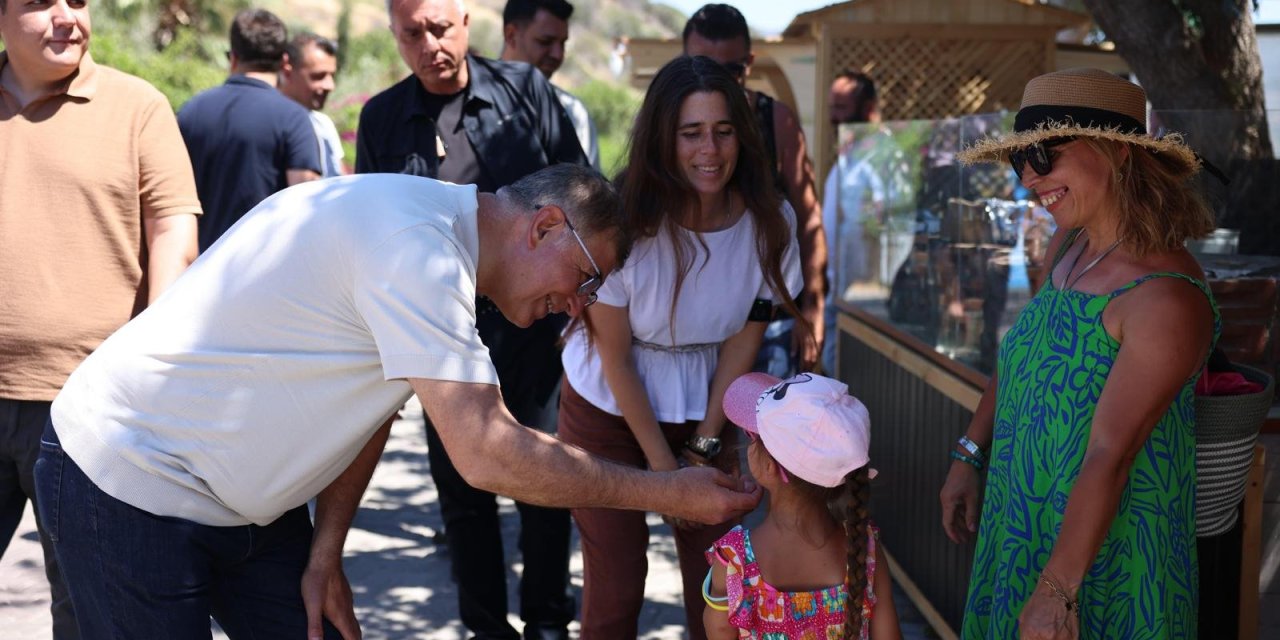 Başkan Tugay yangın bölgelerini yalnız bırakmıyor