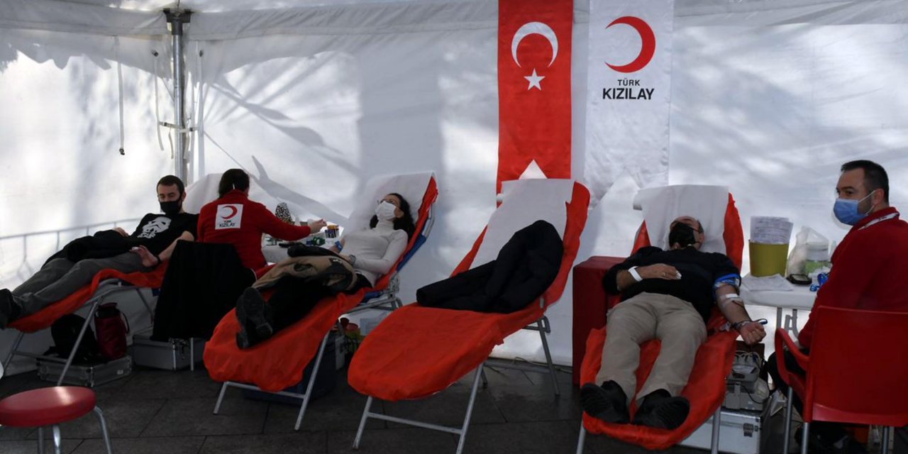 Sokağa çıkma kısıtlaması ve koronavirüs korkusu, kan vermelerine engel olamadı