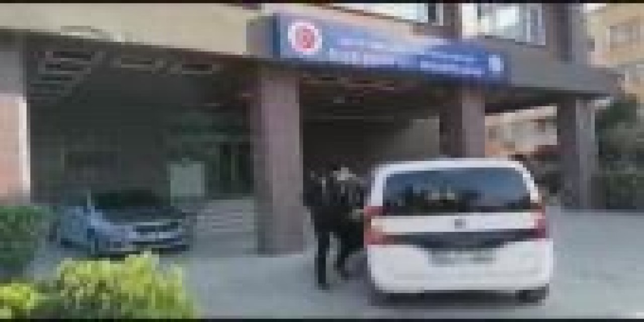 TÜRK BAYRAĞINI ÇAKMAKLA YAKAN KİŞİ HASTANEDE GÖZLEM ALTINA ALINDI
