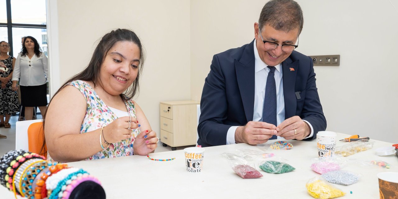 Başkan Tugay Engelli Çalışmaları Merkezi’ni ziyaret etti