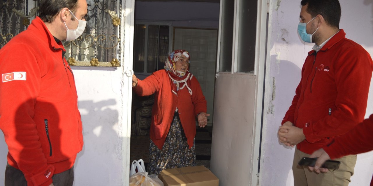 Ağrı'da Kızılay'dan kısıtlamada ihtiyaç sahiplerine yardım kolisi