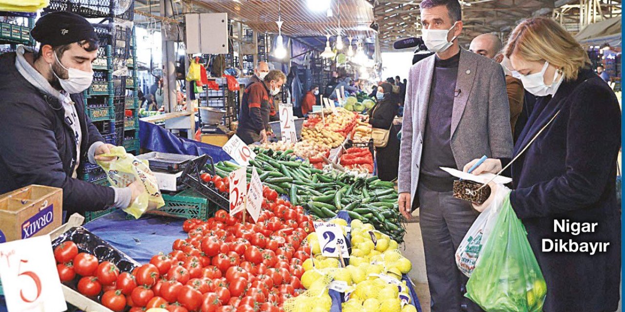 İYİ Parti'li Ümit Dikbayır, eşi Nigar Dikbayırla birlikte çarşı pazarda halkın enflasyonunu ölçtü: Esnaf'ın sitemi; ' 62 yıl vergi verdim devlet bana 62 saat yardım etmedi'