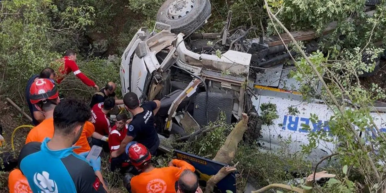 Yangınla mücadele felakete döndü: Tanker uçuruma yuvarlandı, 1 ölü, 2 yaralı