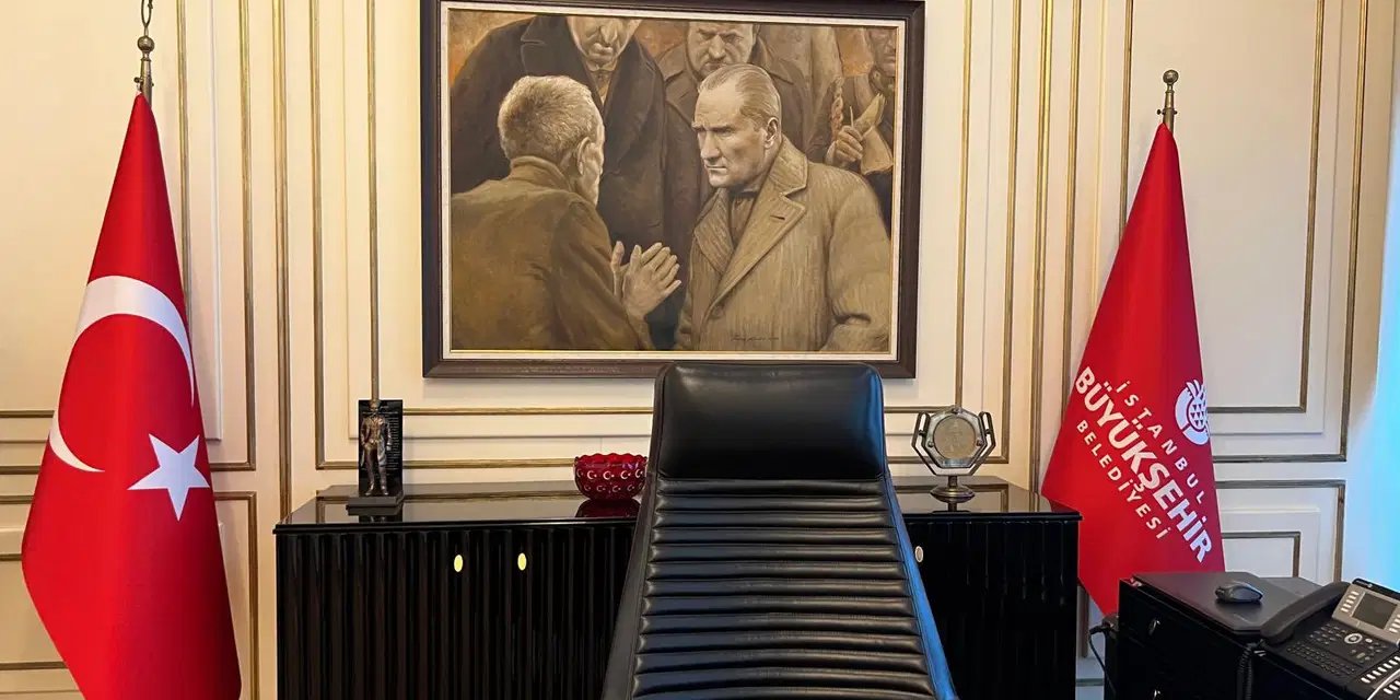 Cumhurbaşkanı Aday Ofisi tartışmaları: İmamoğlu iddialara 'Atatürk fotoğrafı' ile yanıt verdi