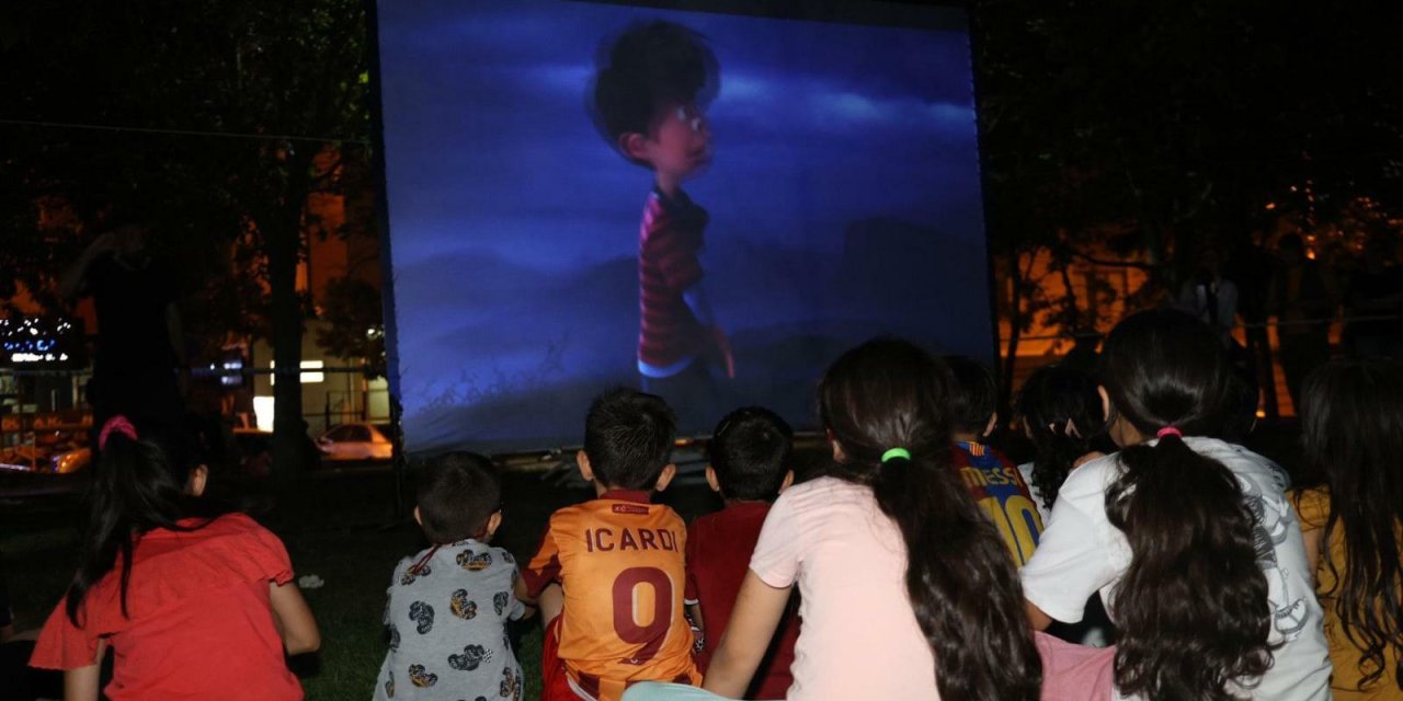Ataşehir’in Parklarında Çocuklar İçin Sinema Keyfi Başlıyor