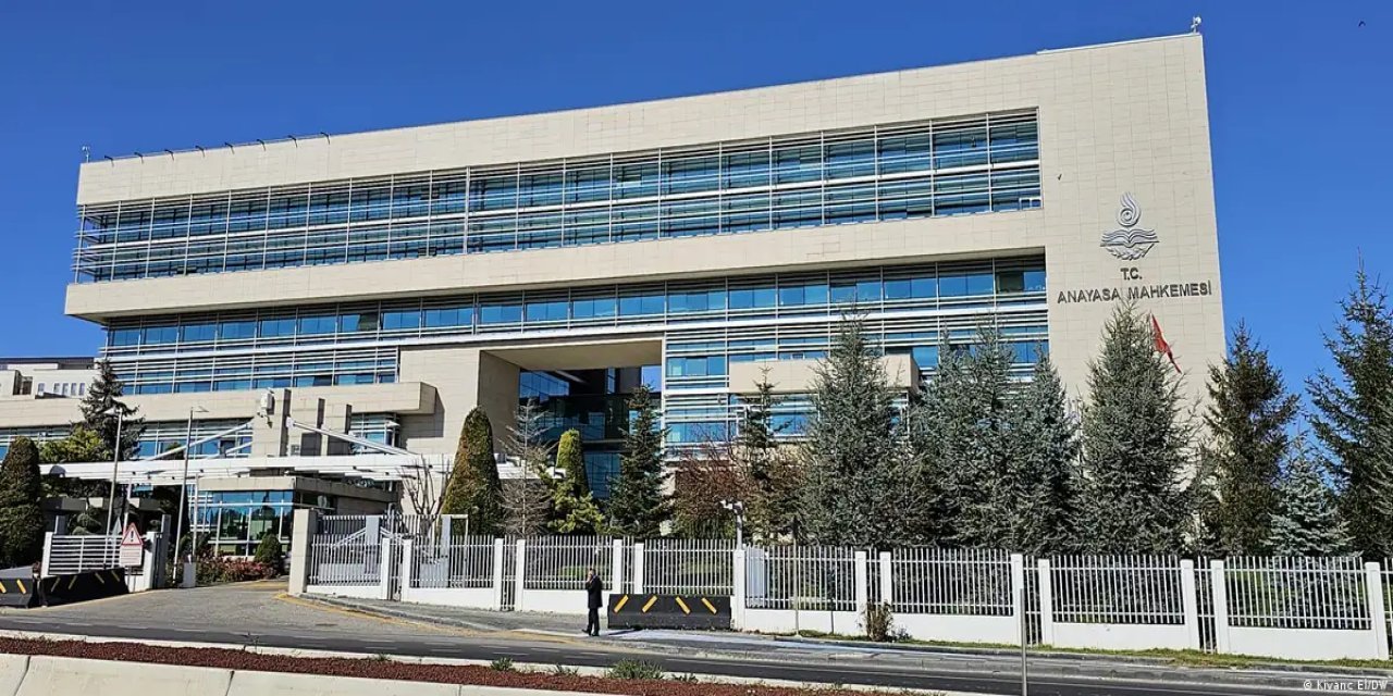 AYM'den göreve iade edilen KHK'lılara tazminat kararı