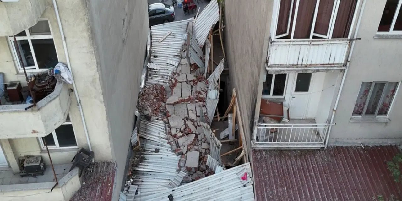 Balıkesir'de 6.1'lik deprem: Yıkılan binalar havadan görüntülendi