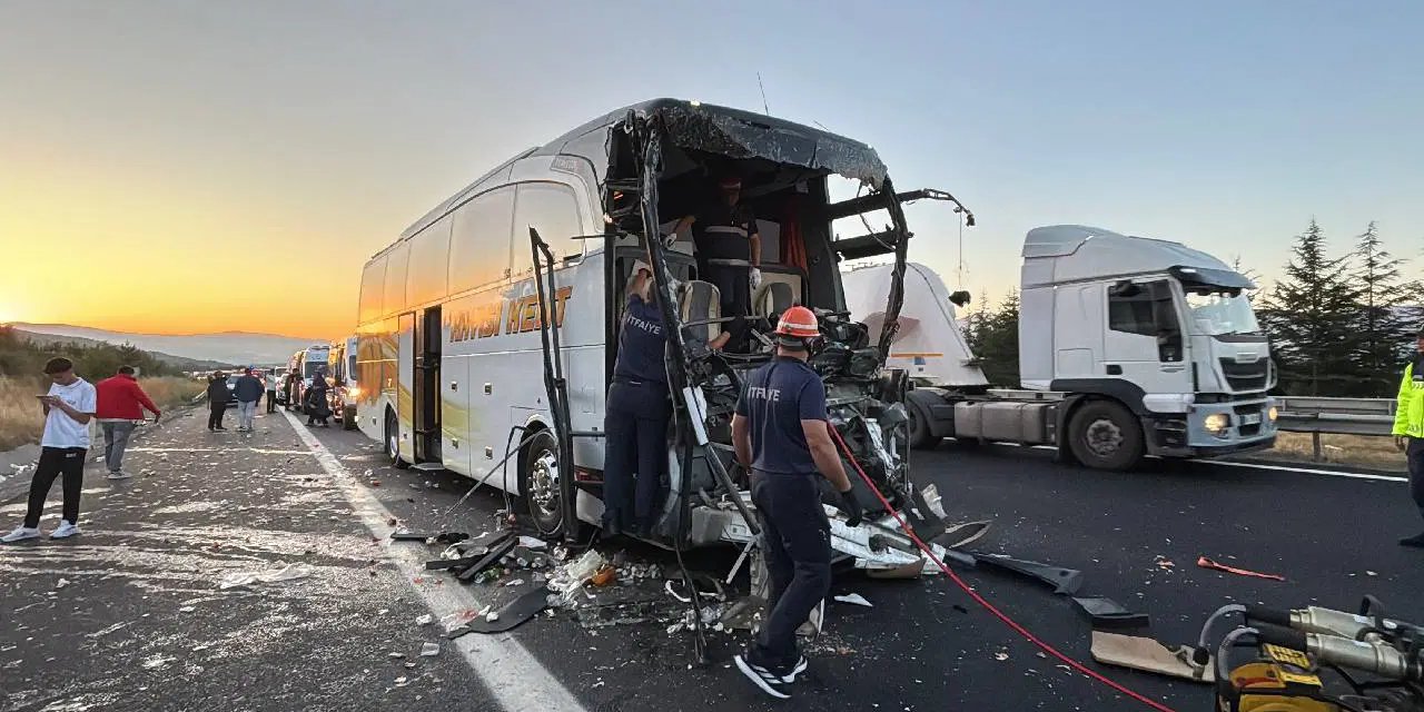 Bolu'da feci kaza... Yolcu otobüsü kamyona çarptı: Ölü ve yaralılar var!