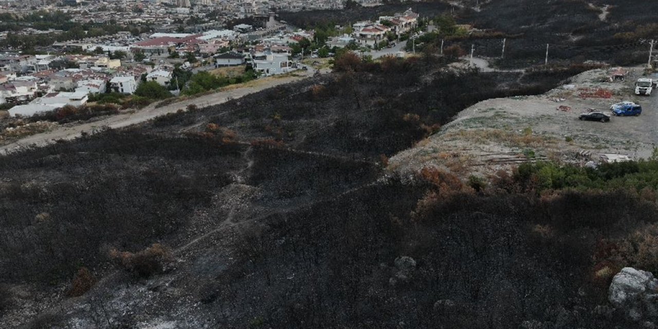 İzmir’de yerleşim yerlerinin çevresinde yanan alanlar dronla görüntülendi